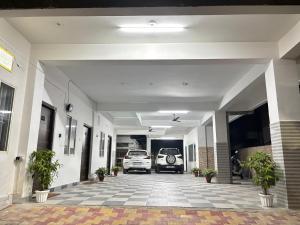 uma garagem vazia com um carro estacionado nela em Hoppin Homestay em Guwahati