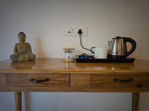 Příslušenství pro přípravu čaje a kávy v ubytování Orange Sky Inn