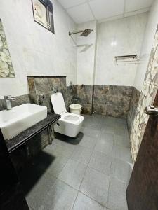 Ένα μπάνιο στο Hotel Parth Inn