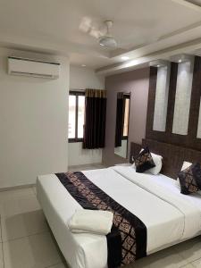 Ένα ή περισσότερα κρεβάτια σε δωμάτιο στο Hotel Parth Inn