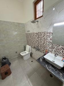 诺伊达ParkHaven Luxury Villa with Garden View的带水槽和马桶的浴室 更多12张照片