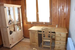 una scrivania in legno con sedia in camera di Chalet des ORCHIDÉES en Chartreuse a Entremont-le-Vieux Altre 14 foto