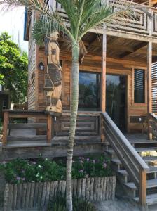 une maison avec un palmier devant dans l'établissement Enjoy Savings Oceanfront Private Estate By Alom, à San Pedro