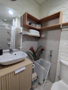 un bagno con lavandino e WC di R Cabin - Shore Residences a Manila