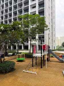 un parco giochi di fronte a un alto edificio di R Cabin - Shore Residences a Manila Altre 17 foto