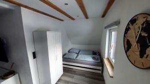 奥斯特罗德Ferienwohnung Auszeit Osterode的一间带床和窗户的小卧室
