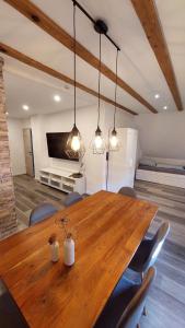 奥斯特罗德Ferienwohnung Auszeit Osterode的配有木桌椅的餐厅
