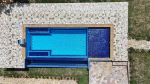 an overhead view of a swimming pool on a building at Cabaña alma del bosque in San Gil