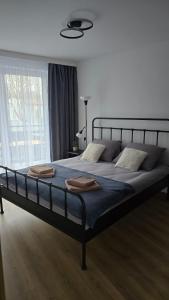 Ένα ή περισσότερα κρεβάτια σε δωμάτιο στο Apartamenty Żurawia 1 - Piętro 1