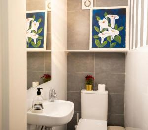 ein Badezimmer mit Toilette und Waschbecken in der Unterkunft 3 Double Beds - Great Area, Perfect for Families in Sevilla + 18 Fotos