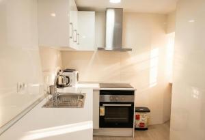 eine Küche mit Spüle und Herd oberen Backofen in der Unterkunft 3 Double Beds - Great Area, Perfect for Families in Sevilla