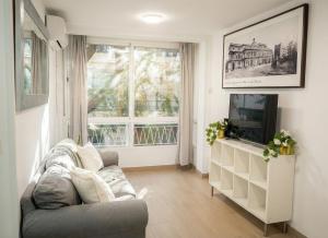 ein Wohnzimmer mit Sofa und Fernseher in der Unterkunft 3 Double Beds - Great Area, Perfect for Families in Sevilla