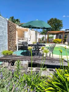 Exelente Ubicación! Apartamento Piscis complejo في سان نيكولاس دي لوس أرويوس: فناء مع طاولة ومظلة بجوار حمام سباحة +31 صورة