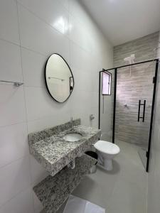 Pousada Recanto das Bromélias في ساو ثومي داس ليتراس: حمام مع حوض ومرحاض ومرآة +33 صورة
