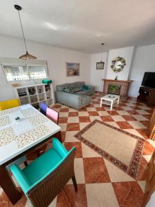 ein Wohnzimmer mit Tisch und Stühlen und einer Couch in der Unterkunft CASA RURAL MALAGA,VILLA FAMARA,10 personas,DESAYUNO ANDALUZ INCLUIDO EN EL PRECIO in Málaga + 91 Fotos