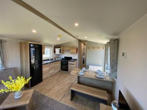 Una cocina o cocineta en Lyons Robin Hood Deluxe Caravan