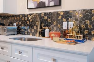 Kuchyň nebo kuchyňský kout v ubytování The Francesca - Apt 331 + 25 fotografií