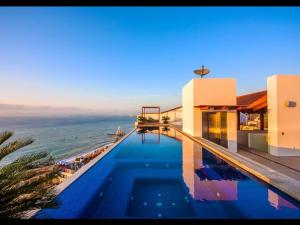 Hồ bơi trong/gần New Ocean view Condo-Romantic zone-Steps to beach