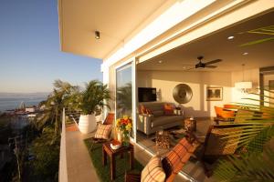 Ban công/sân hiên tại New Ocean view Condo-Romantic zone-Steps to beach