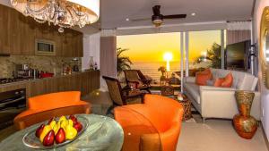 Khu vực ghế ngồi tại New Ocean view Condo-Romantic zone-Steps to beach