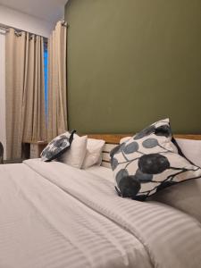 una cama con dos almohadas encima en Willow The Villas, en Mananthavady