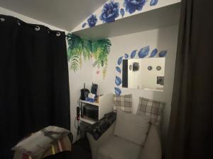 Χώρος καθιστικού στο Chambre agréable avec jacuzzi