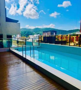 Bazén v ubytování Luxury Resort Dept in Balneário Camboriú nebo v jeho okolí