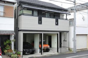 Ein orangefarbenes Auto parkte in der Garage eines Hauses. in der Unterkunft 一棟貸 風kaze in Ōgaki