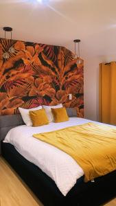 Postel nebo postele na pokoji v ubytování Villa Estelle au cœur des hauts - Vue mer et montagne - Jacuzzi, Ping-pong et Billard