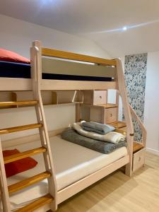 Postel nebo postele na pokoji v ubytování Villa Estelle au cœur des hauts - Vue mer et montagne - Jacuzzi, Ping-pong et Billard