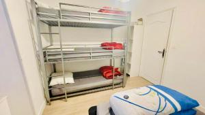 une chambre avec deux lits superposés dans une pièce dans l'établissement Résidence Les Pâquerettes N3, à Le Mont-Dore