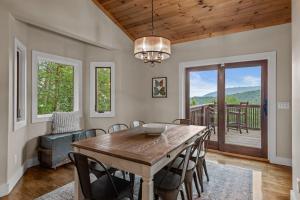 ein Esszimmer mit einem Holztisch und Stühlen in der Unterkunft Starlight Ridge in Seven Devils