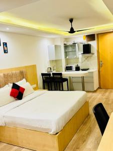 Postel nebo postele na pokoji v ubytování Golden Suites Grand Anukampa