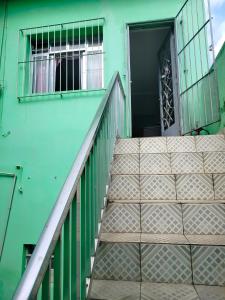 HOSTEL MEIRE pernoite في جوارولوس: درج يؤدي لمبنى أخضر