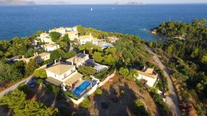 - une vue aérienne sur une maison sur une île de l'océan dans l'établissement Aemilianus Nest Cottage, à Loutrá Kounoupélli