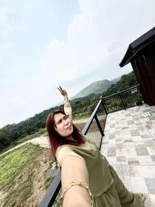 安蒂波洛33 0VG by Tasha's Place的一名女子躺在阳台上，手臂高举过头。