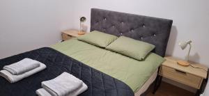 a bedroom with a bed with a headboard and a desk at Apartament Sobieskiego 2, bezpłatny parking in Świebodzin
