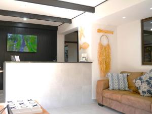 ein Wohnzimmer mit einem Sofa und einer Theke in der Unterkunft To Strand Holiday Resort in Port Edward