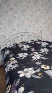 Una cama con una manta blanca y negra con flores en WloterStyl 1, en Varsovia