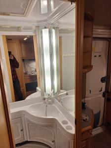Koupelna v ubytování Proboost Arctic Center Cosy Caravan