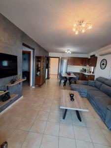 TV a/nebo společenská místnost v ubytování Endless blue apartment kassandra + 24 fotografií