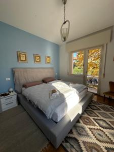 une chambre avec un grand lit aux murs bleus dans l'établissement Tre Aceri Comfort House, à Udine