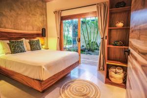 Rúm í herbergi á Wabi Sabi Villa