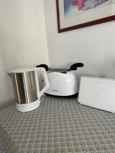 un comptoir avec un mixeur et un grille-pain dans l'établissement Tre Aceri Comfort House, à Udine