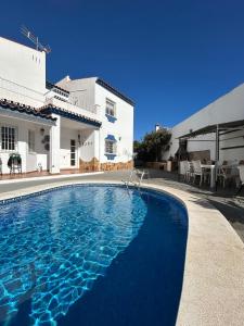 ein Swimmingpool vor einem Haus in der Unterkunft CASA RURAL MALAGA,VILLA FAMARA,10 personas,DESAYUNO ANDALUZ INCLUIDO EN EL PRECIO in Málaga