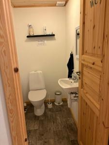 une salle de bains avec toilettes et lavabo dans l'établissement Midbrekkan Guesthouse, à Tvøroyri