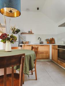 Køkken eller tekøkken på Calme et confort, charmante longère bretonne