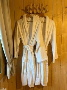 un groupe de serviettes blanches suspendues à un support dans l'établissement La Cabane de Sophie - Nature et Calme, à Saint-Cernin