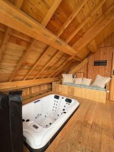 un jacuzzi dans une cabane en bois dans l'établissement La Cabane de Sophie - Nature et Calme, à Saint-Cernin