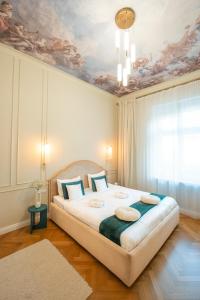 ein Schlafzimmer mit einem großen Bett und bemalter Decke in der Unterkunft Little Heaven Apartments in Sibiu